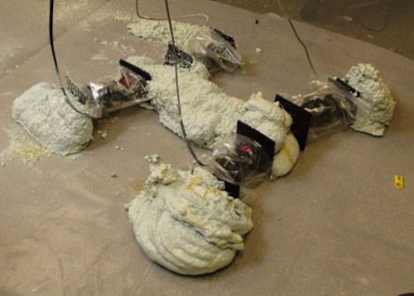 robot-self-replicate-with-spray-foam