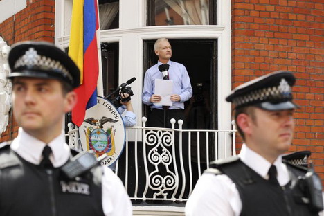 julian-assange-london-ecuadorian-embassy